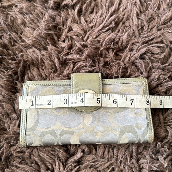 COACH Silver/Gray and tan signature Turnlock wallet with purple lining - Picture 12 of 13